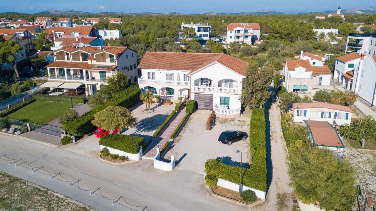 Apartment Robyn On The Beach Srima Exteriér fotografie
