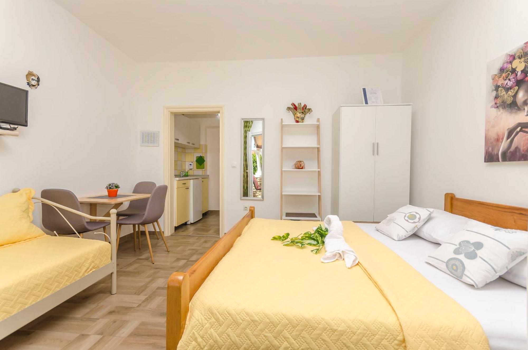 Apartment Robyn On The Beach Srima Exteriér fotografie